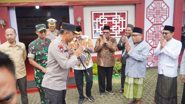 Kapolda Jatim Tinjau Pos Pelayanan Ops Ketupat Semeru 2025 di Masjid Cheng Hoo Pandaan